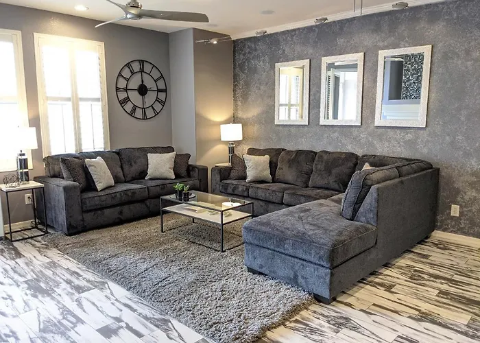 *new* Lux With Pool, Hot Tub, And Gym Apartment *