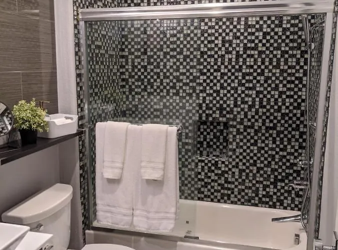 *new* Lux With Pool, Hot Tub, And Gym Apartment *